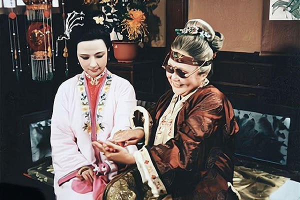 尤二姐这个人,身份虽也是官宦之后,但因父亲去世家道中落,跟随母亲尤