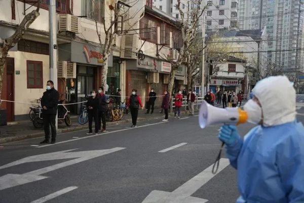 此刻上海，核酸检测仍在进行！市民花式致敬“大白”，现场有笑有泪……休闲区蓝鸢梦想 - Www.slyday.coM