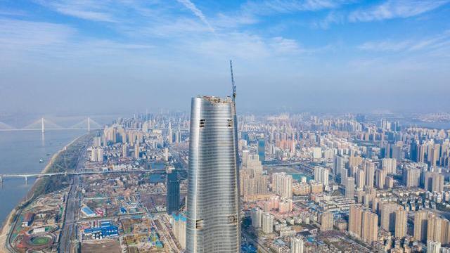 耗资300亿的武汉第一高楼,因顶部被"削掉",遭到网友们的嘲笑