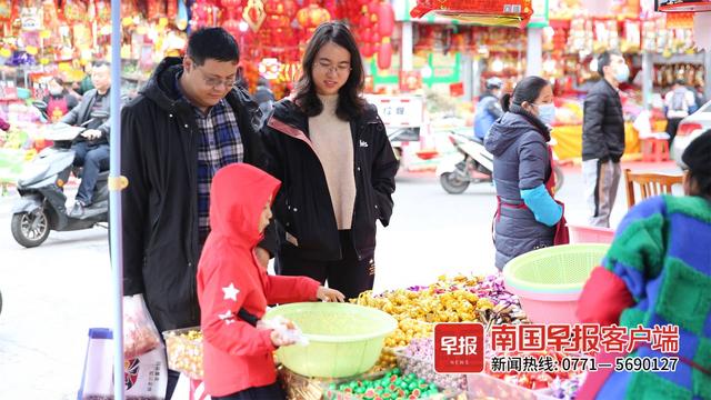 腊八前夕奏响“春节序曲”,南宁上海路年味浓,年货准备好了吗?休闲区蓝鸢梦想 - Www.slyday.coM 腊八前夕奏响“春节序曲”,南宁上海路年味浓,年货准备好了吗?休闲区蓝鸢梦想 - Www.slyday.coM