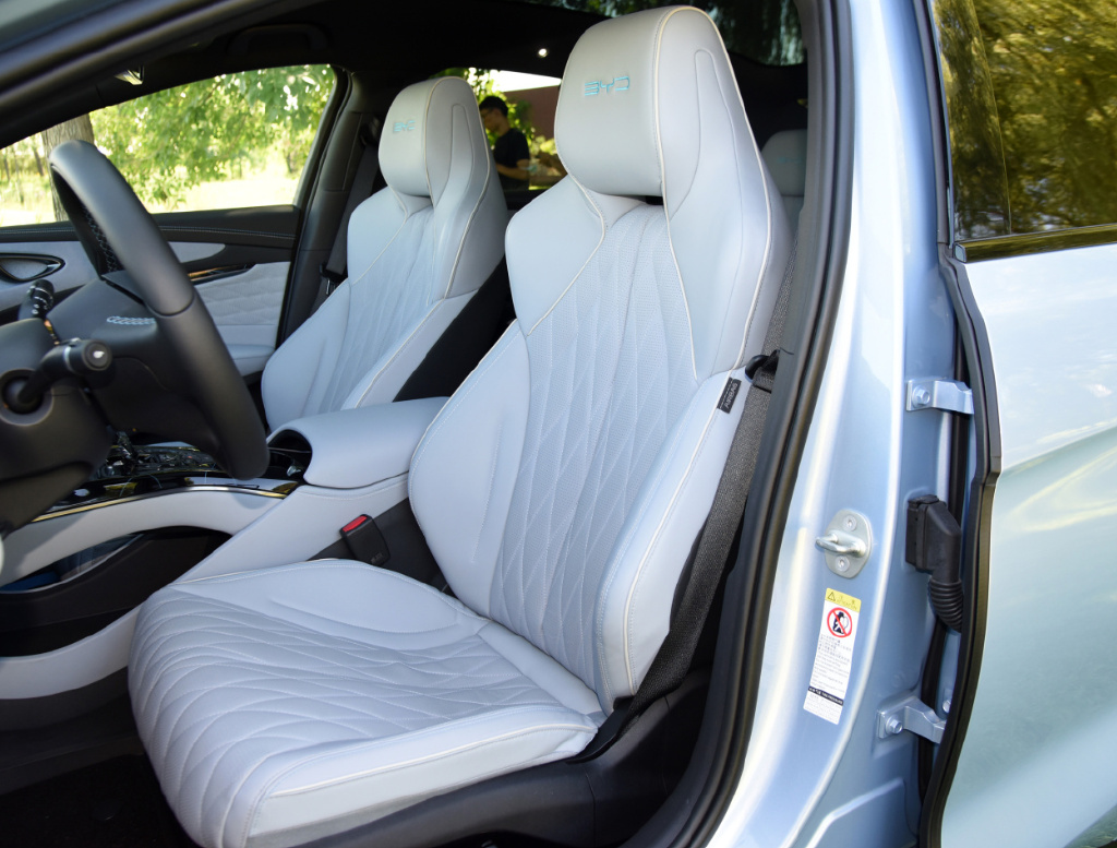 比亚迪海豹冠军版 vs 特斯拉Model 3，究竟买谁更香？