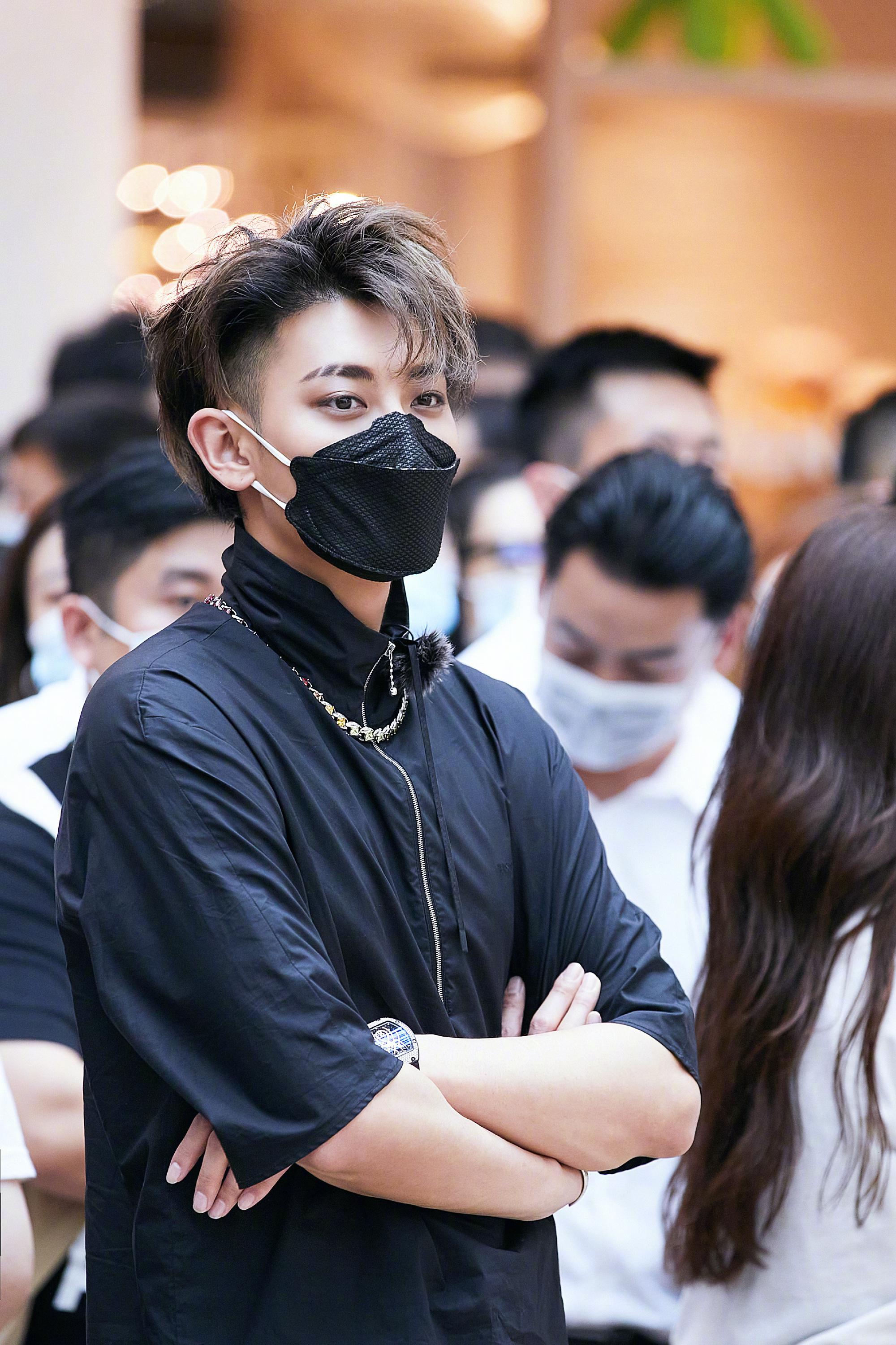 昨天还是"我泥我自己"的日系狼尾长发"美女"黄桃桃