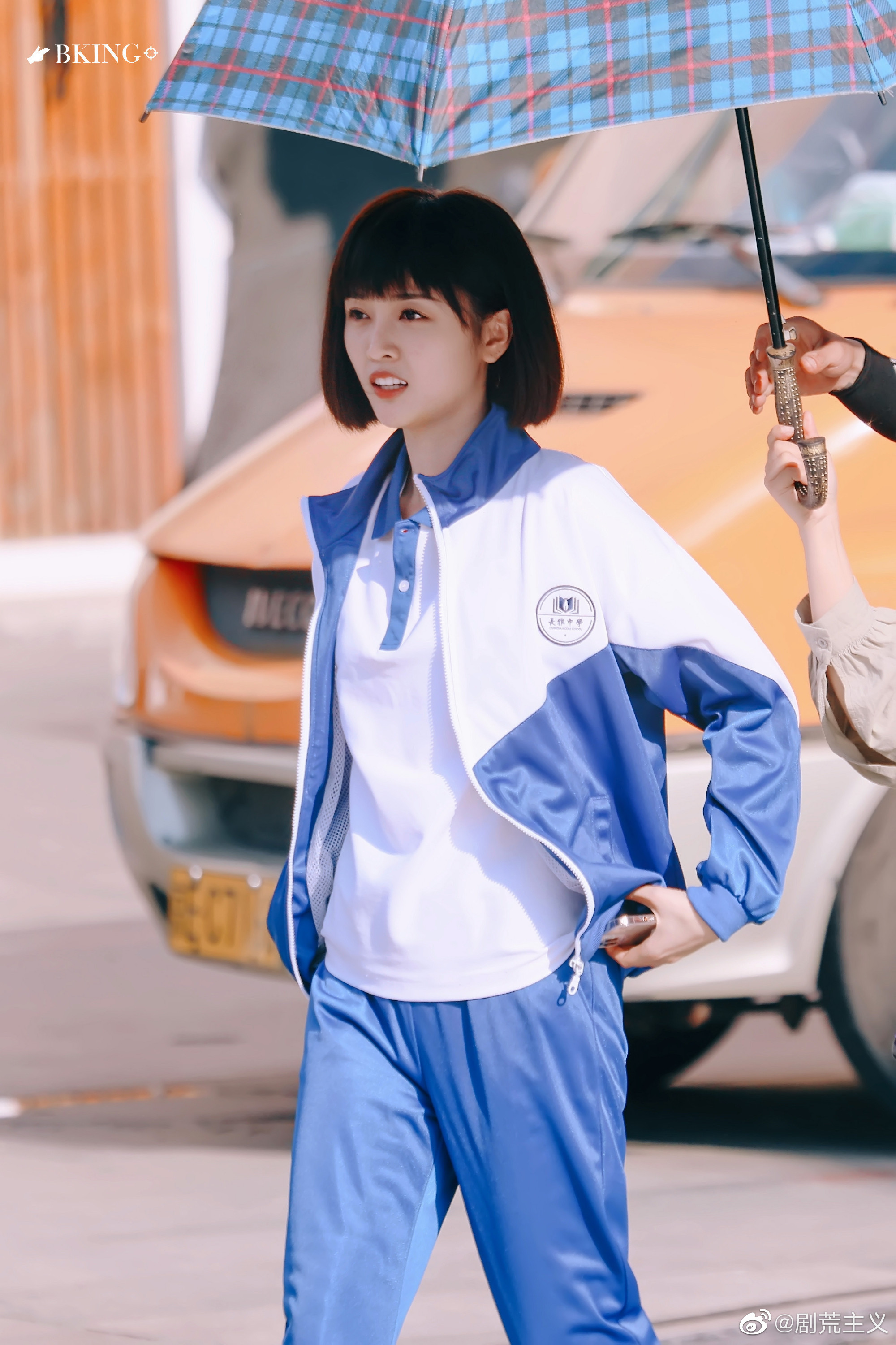 吴宣仪《世界微尘里》饭拍蓝白色校服 齐肩短发 高中生小鱼上线是每