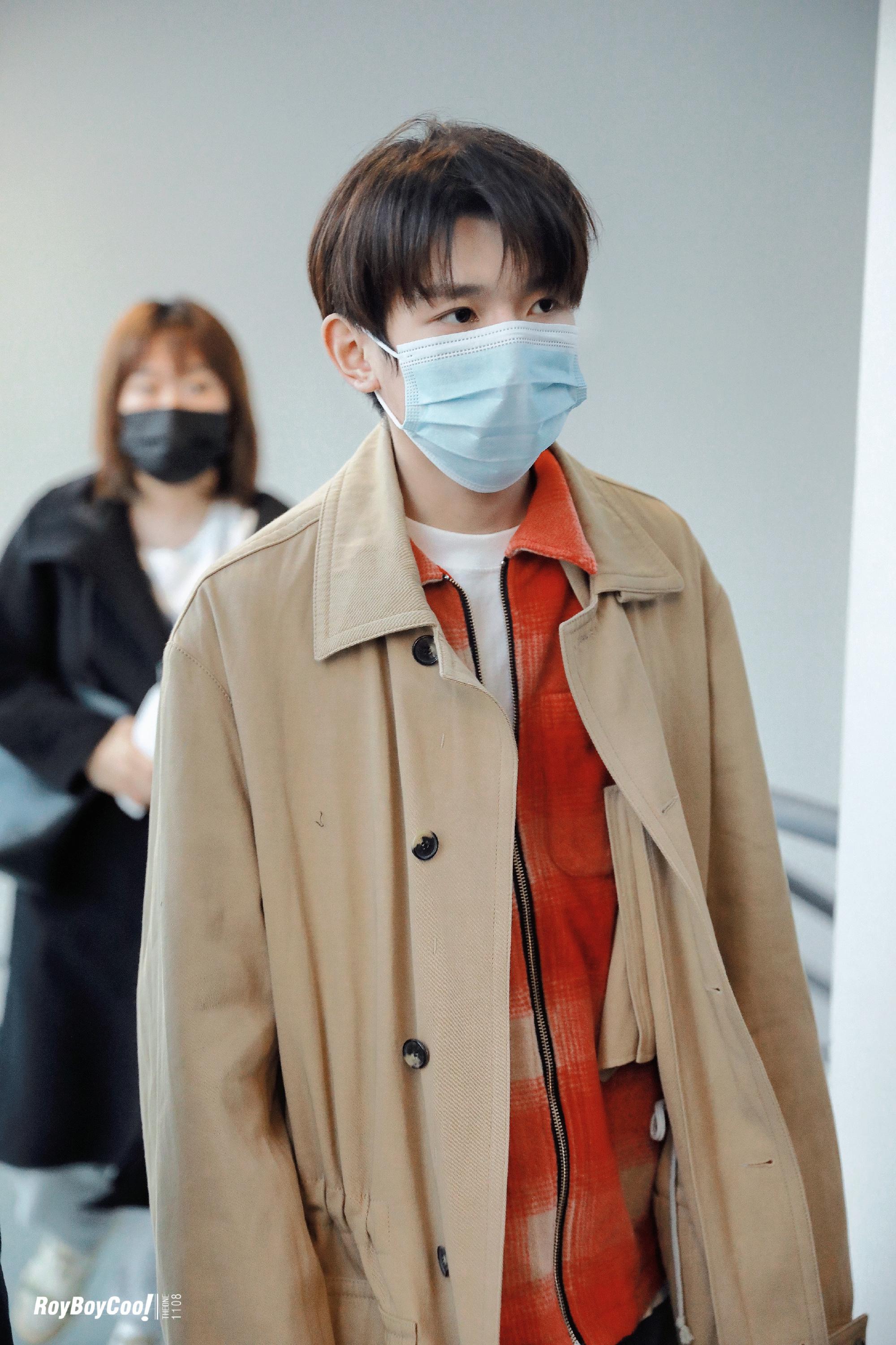 王源上海出发～ 今天是帅毛源鸭……_高清图集_新浪网