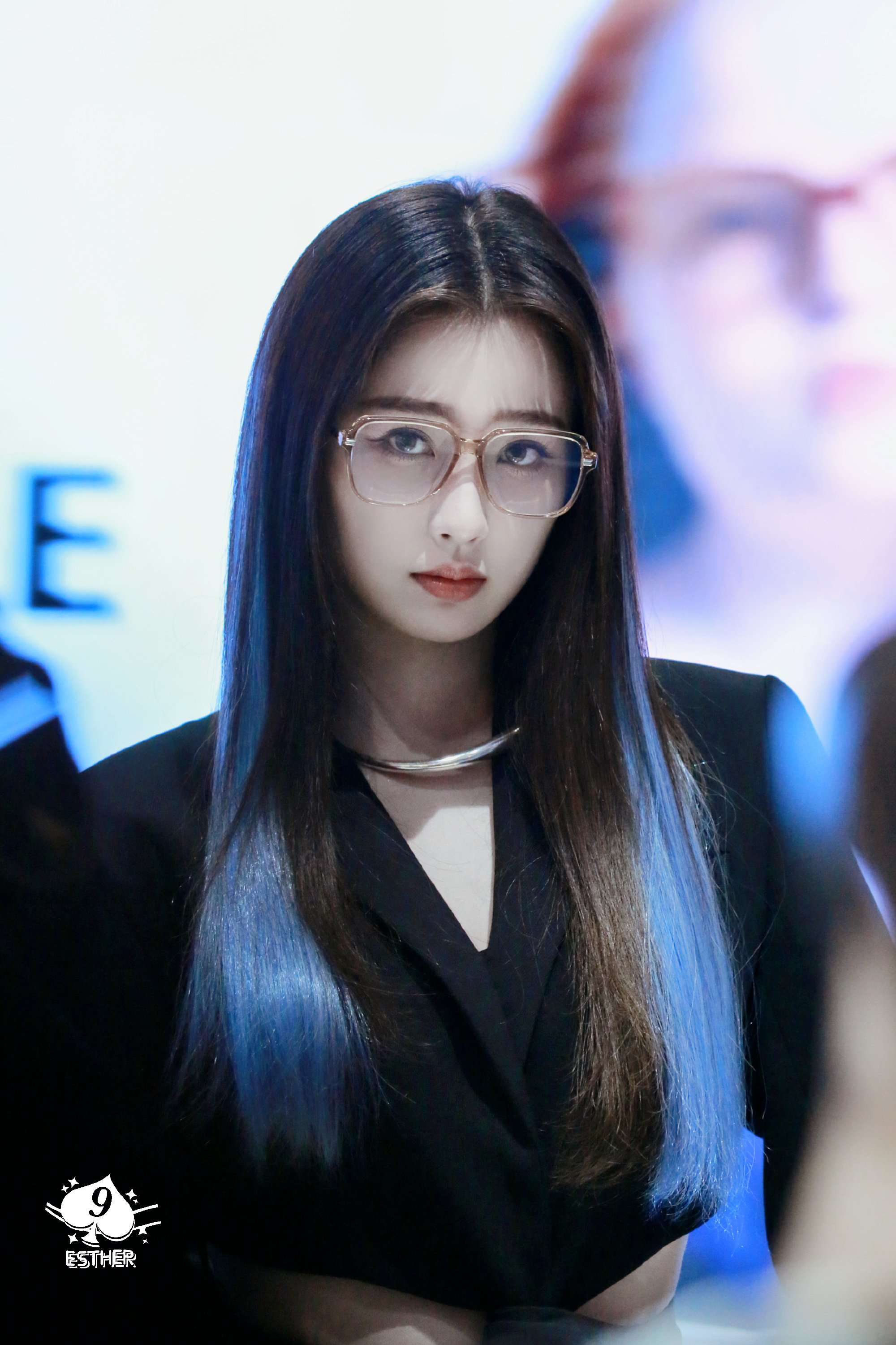 虞书欣品牌活动造型黑色镂空西装裙蓝色挑染直发