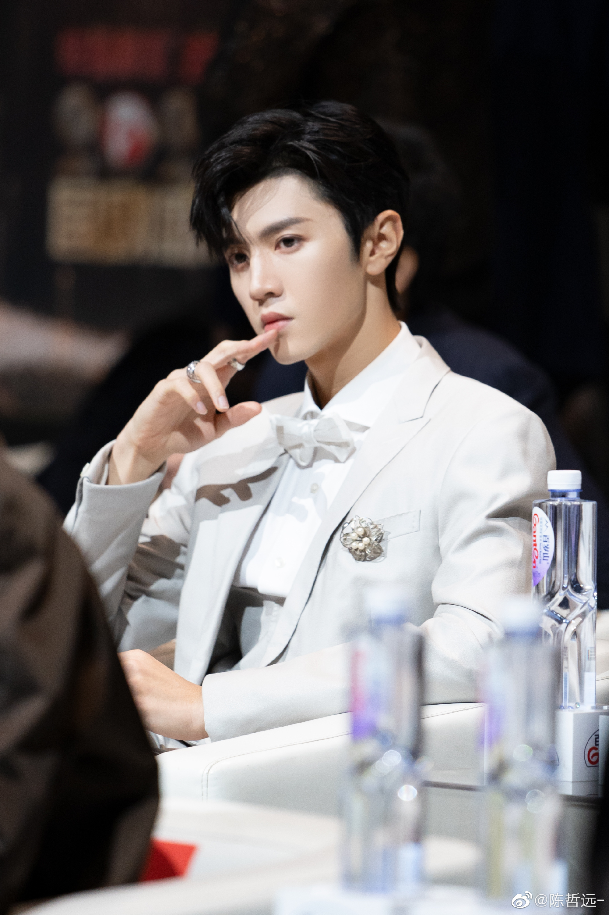 陈哲远西装造型,真的又帅又绅士啊,而且弟弟眼睛布灵布灵的……__财经