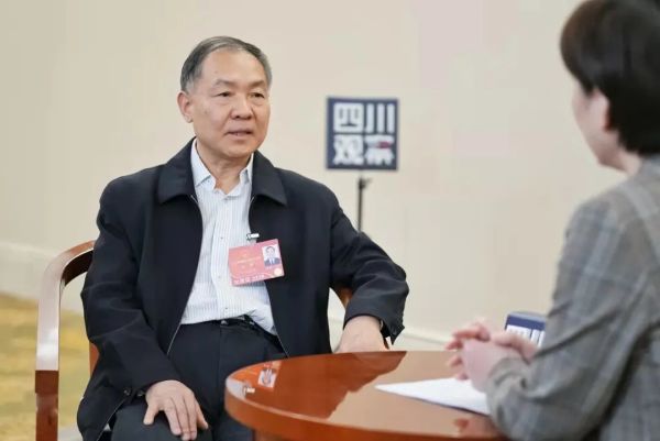 王兆开会vlog院士代表说我的初中成绩很普通