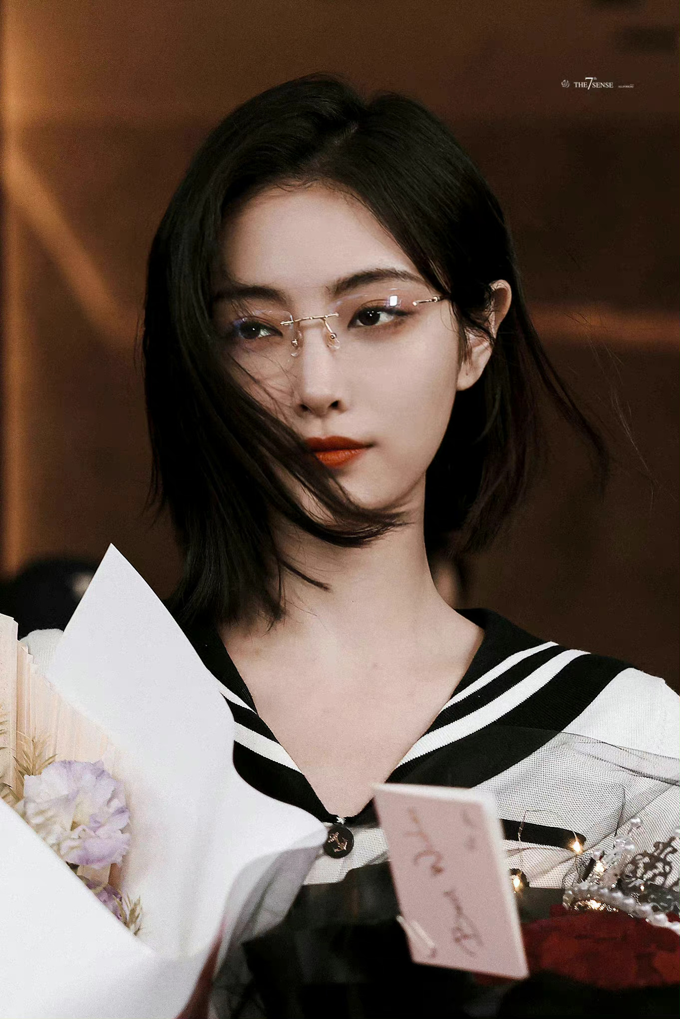 许佳琪勿扰飞升番外篇杀青路透金丝眼镜77短发造型