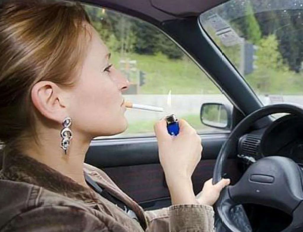 为什么老司机在车内抽烟只开一个车窗车主开车学问真大啊