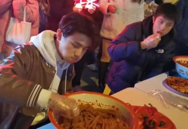 长沙小哥哥们街头吃辣条跨年,网友评论热闹了休闲区蓝鸢梦想 - Www.slyday.coM 长沙小哥哥们街头吃辣条跨年,网友评论热闹了休闲区蓝鸢梦想 - Www.slyday.coM