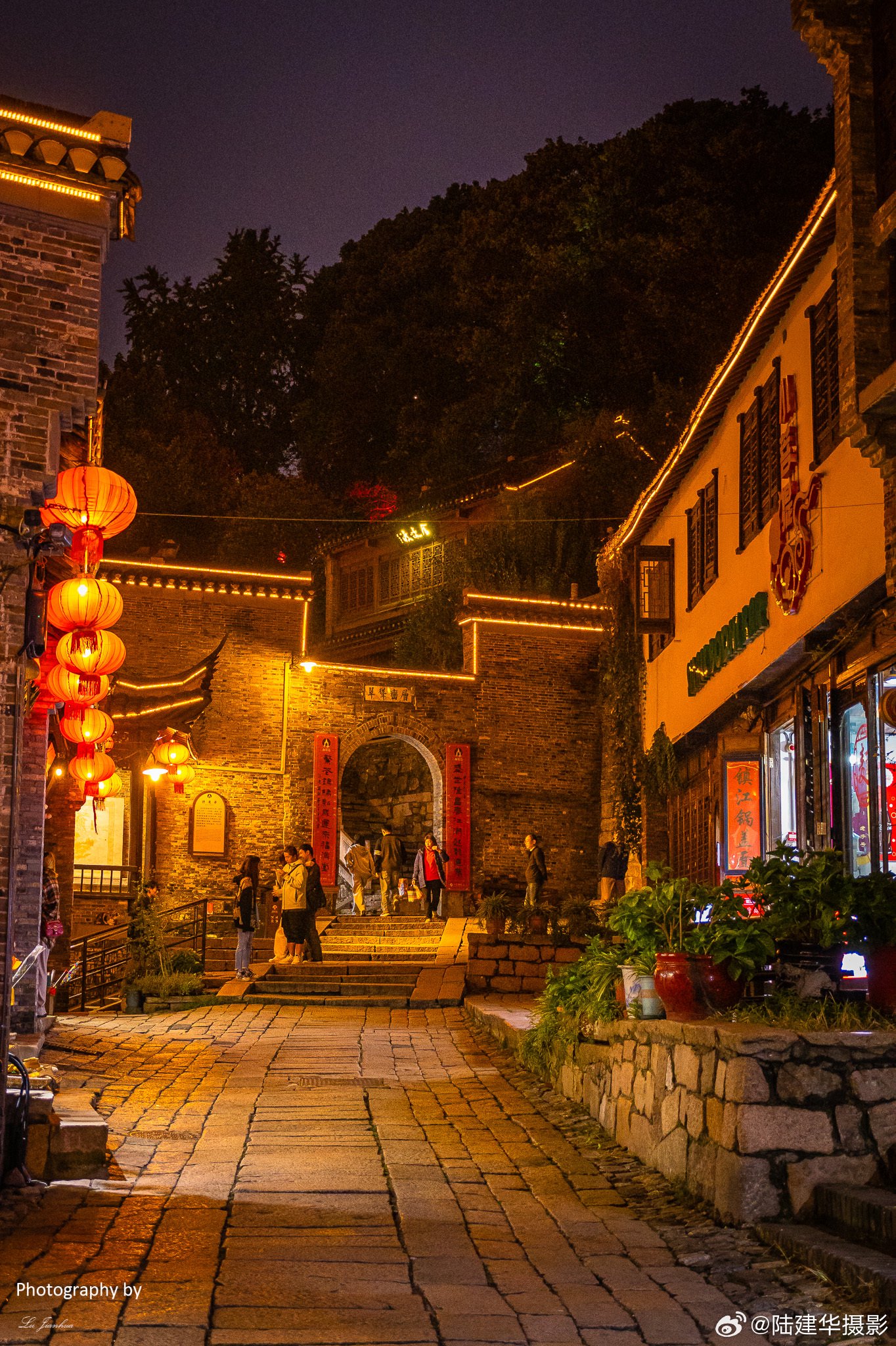 镇江西津渡,吃完锅盖面,开启夜游模式,老街上游客不多,适合拍照