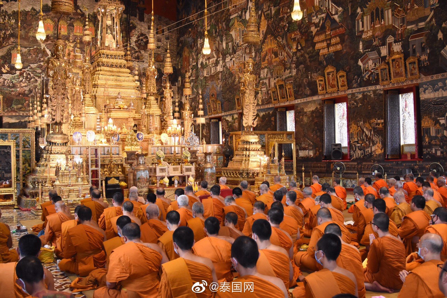 泰国僧侣玉佛寺诵经为王室祈福
