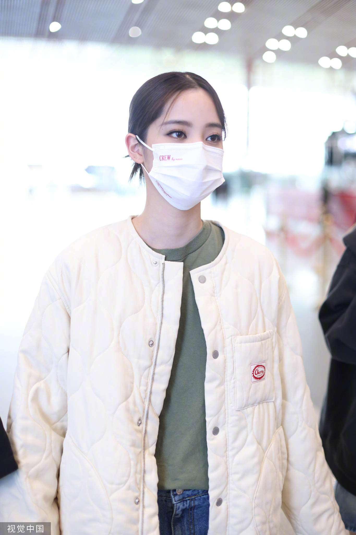 欧阳娜娜今日现身北京首都机场,身穿白色外套,下身破洞牛仔……__财经