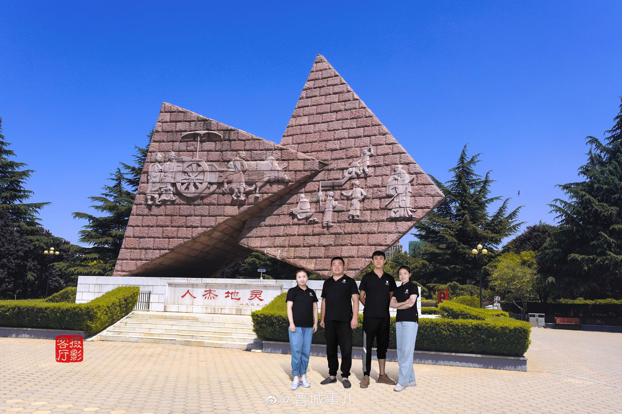 你跟泽州公园南门的合影是什么样子?