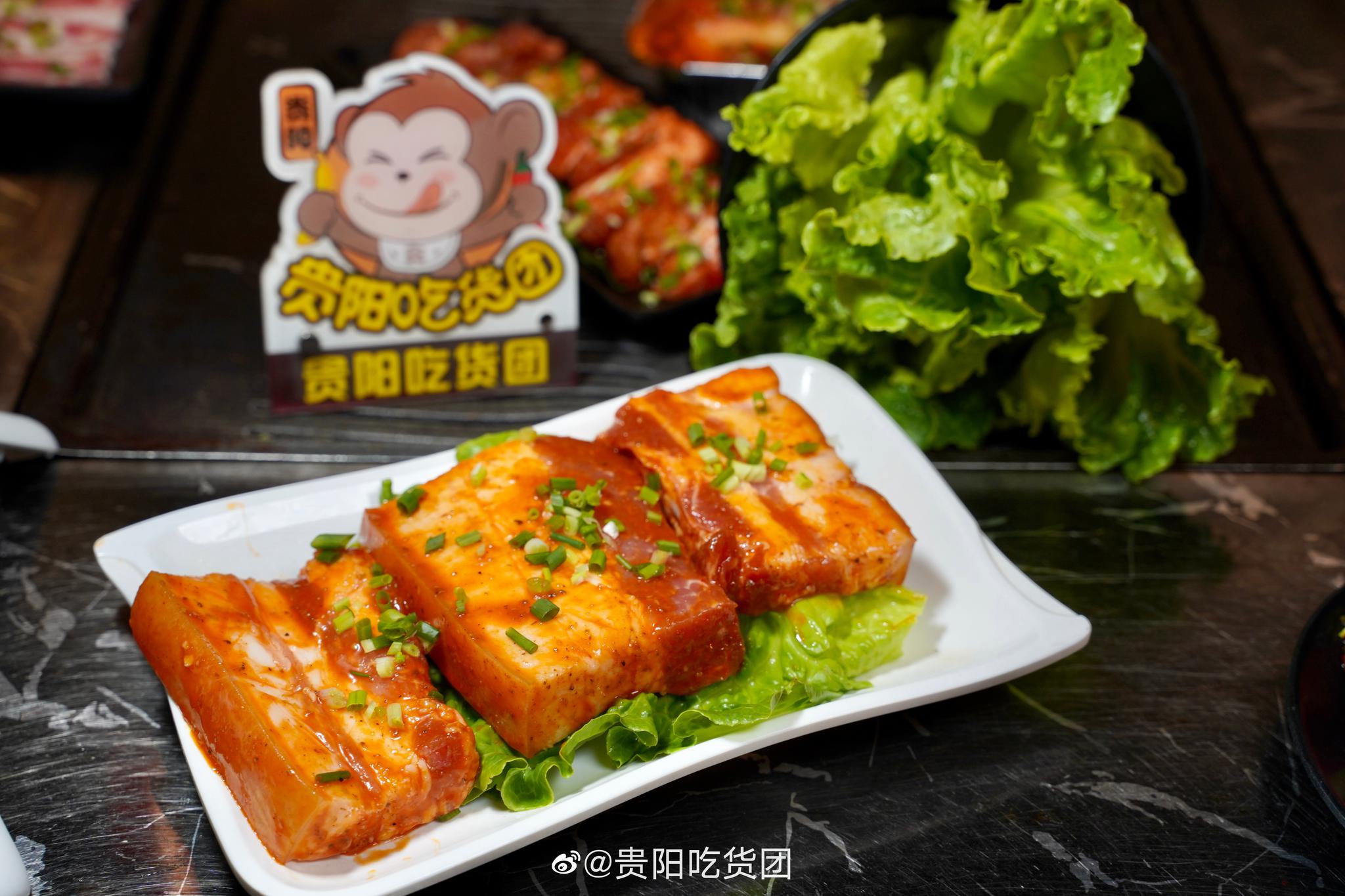 尤其是他们家秘制的红油腌制过的牛肉 翅中 鸡皮 坨坨肉,很入味一口下