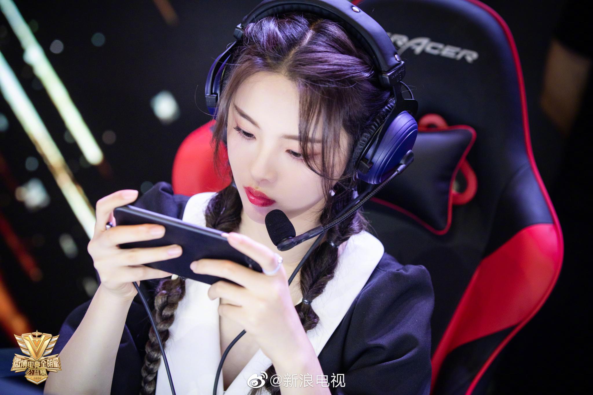 今晚微博电竞全明星公益赛里的@杨超越 真的是快乐源泉!…技术不够