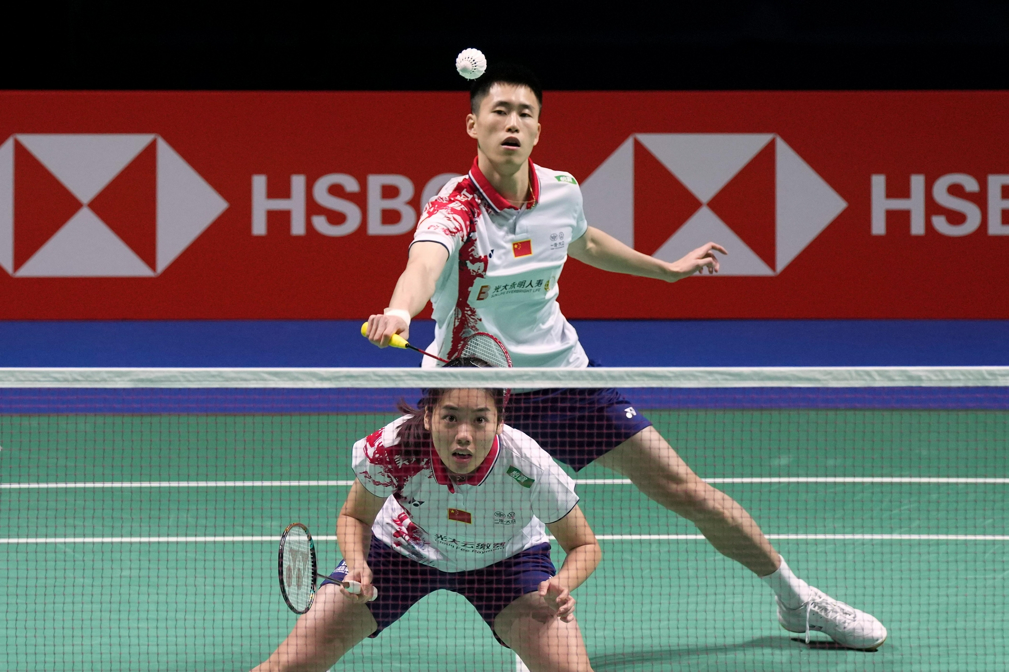 12月12日,中国组合欧烜屹(右)/冯雪颖在比赛中.