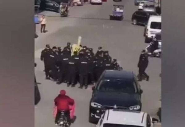 起底抢老人甘蔗的外包公司：暴力执法非偶然事件，4年服务6个政府部门中标费用超6000万元休闲区蓝鸢梦想 - Www.slyday.coM