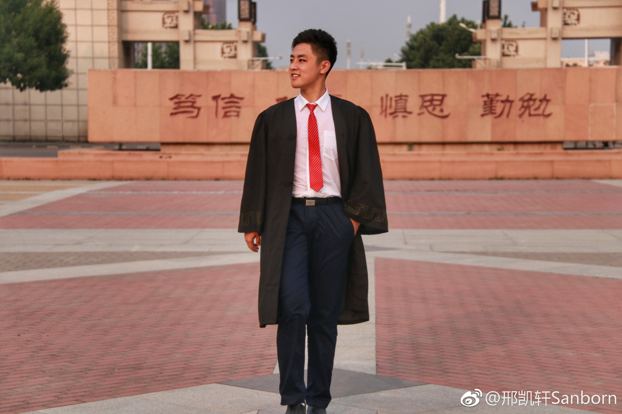 去年也顺利毕业了,(合理怀疑快乐星球真的存在,邢凯轩不过是隐姓埋名