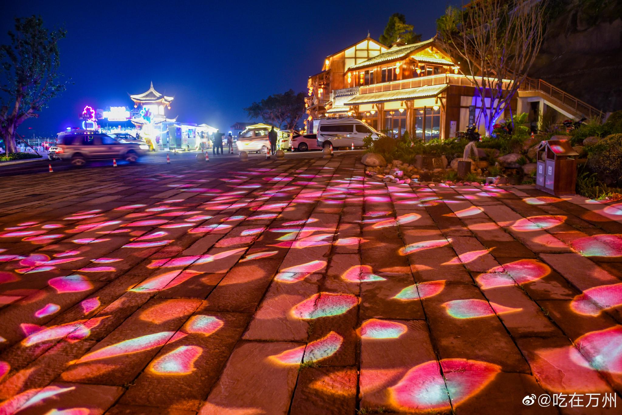 万州天生天城文旅街区夜色阑珊,古朴的建筑,搭配大红的灯笼