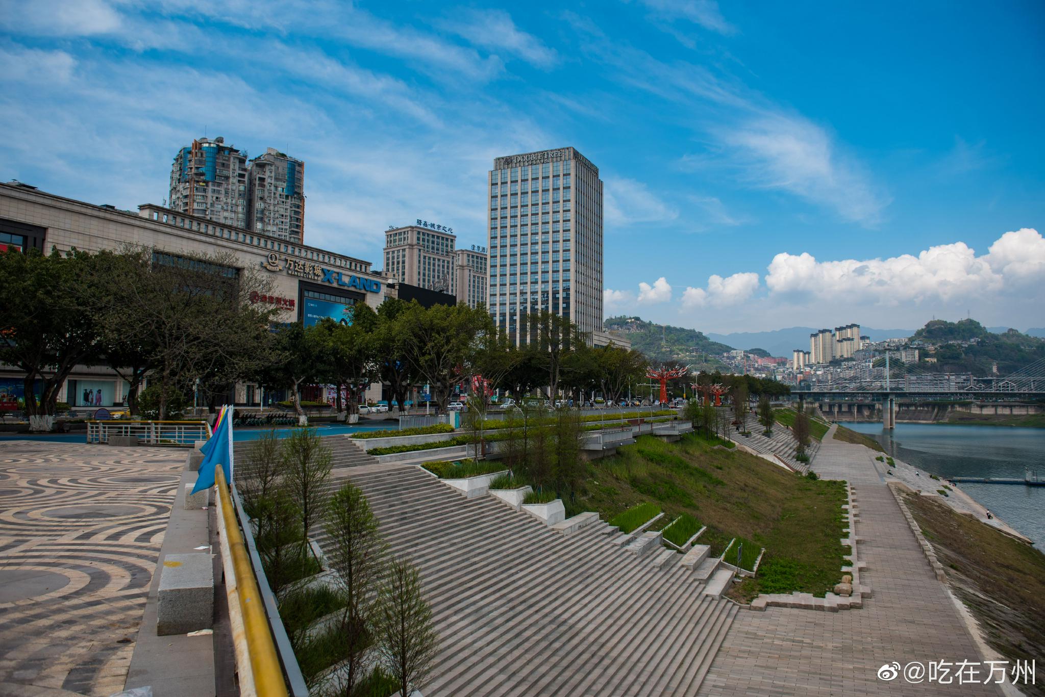 万州城市景色如画,这蓝天白云,这高楼大桥,这繁花似锦的春天……_高清