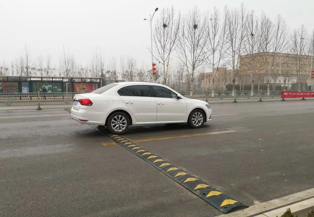 过减速单的正确打开方式老司机支招这样过减速带才不伤车