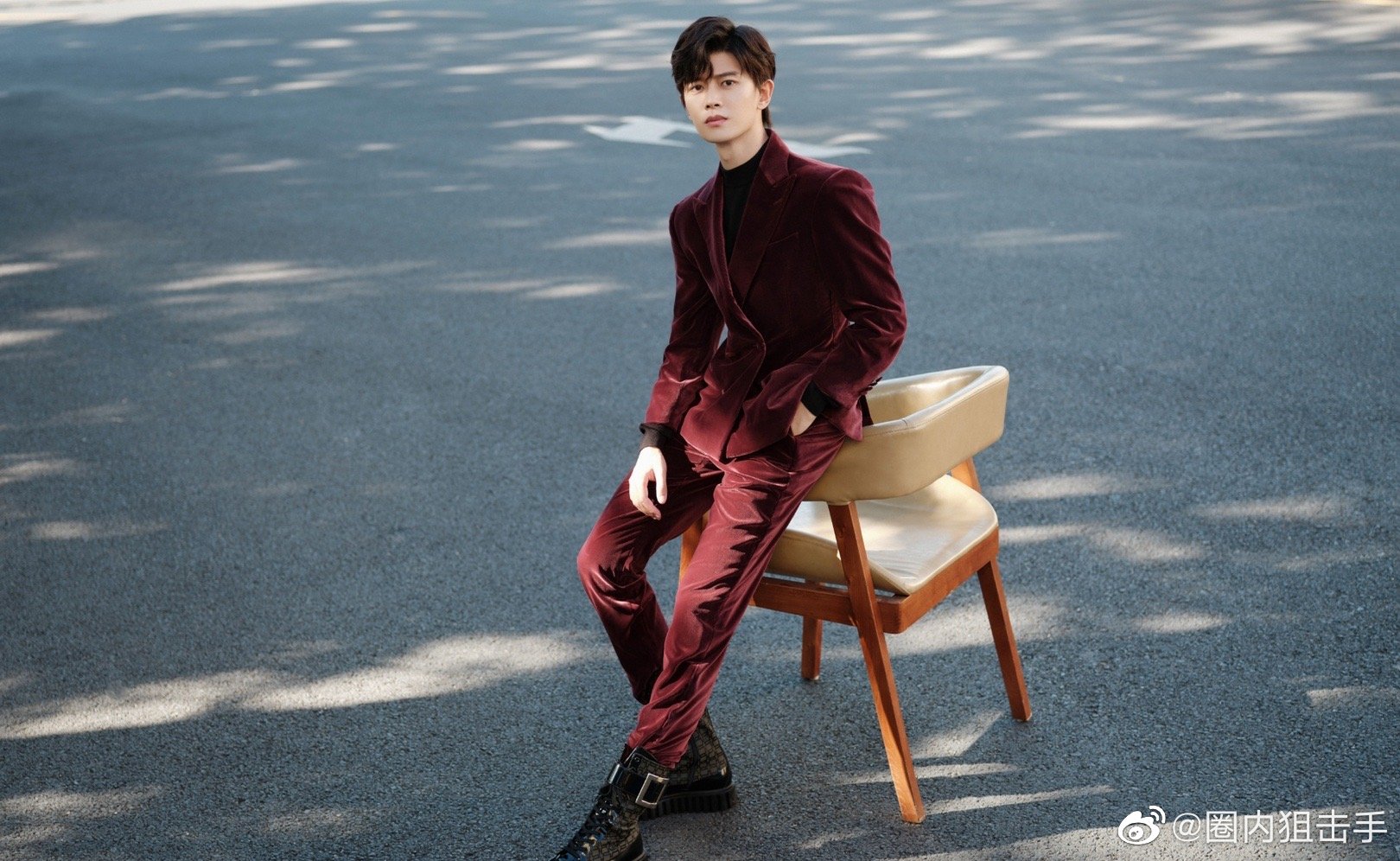 任嘉伦今日份活动生图来啦,状态真好,一身红丝绒西装……|任嘉伦|丝绒