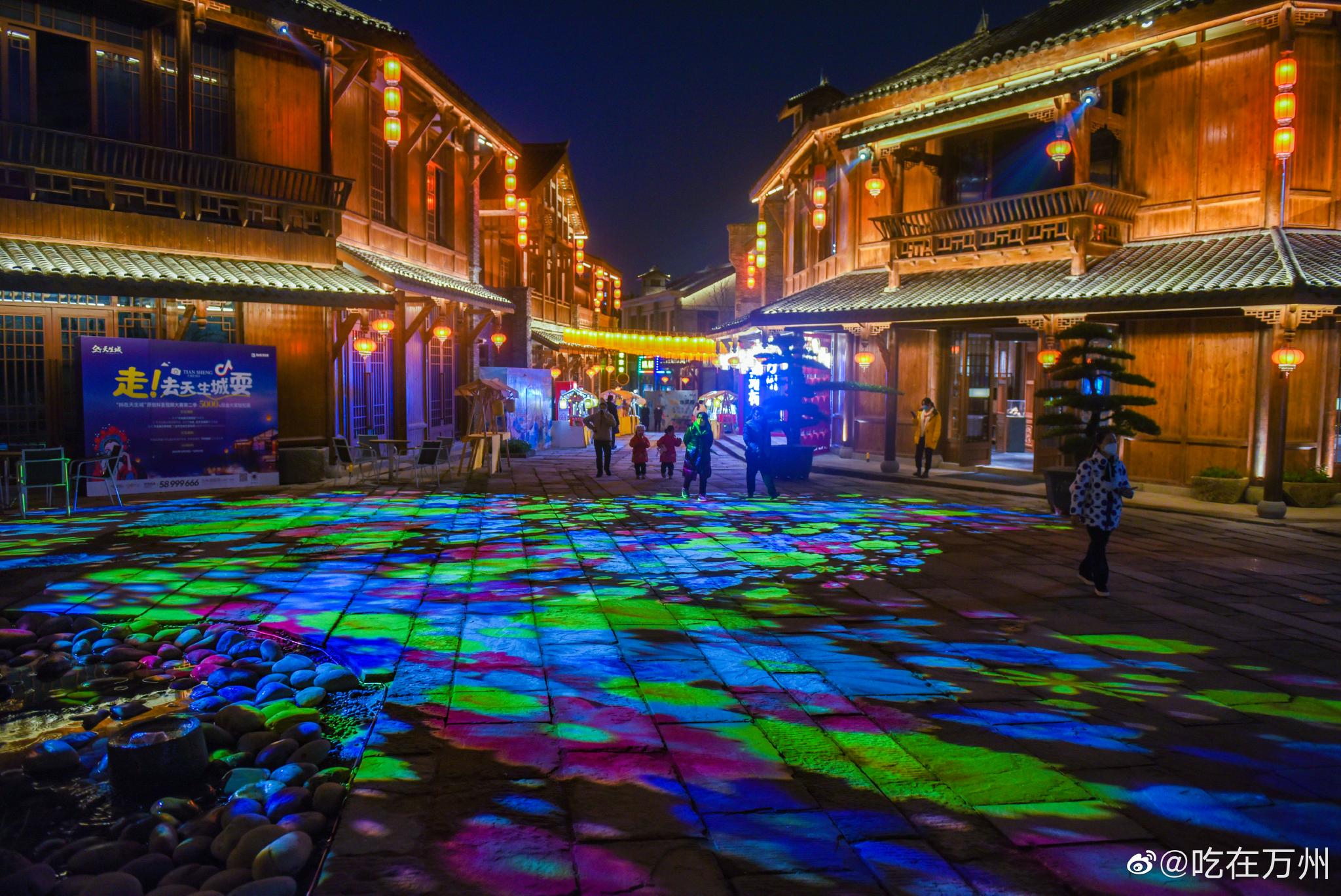 万州天生天城文旅街区夜色阑珊,古朴的建筑,搭配大红的灯笼