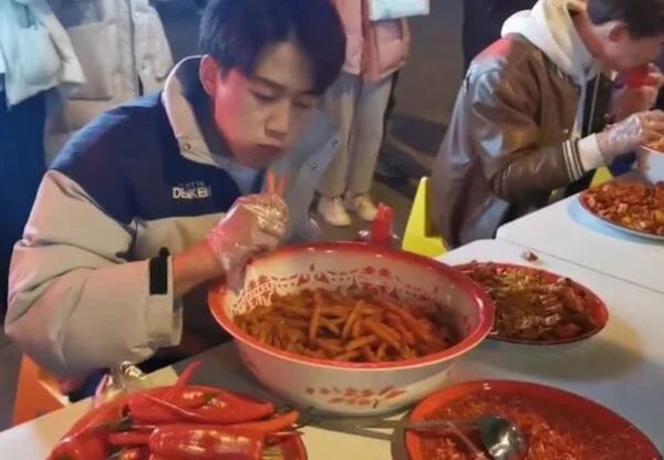 长沙小哥哥们街头吃辣条跨年,网友评论热闹了休闲区蓝鸢梦想 - Www.slyday.coM 长沙小哥哥们街头吃辣条跨年,网友评论热闹了休闲区蓝鸢梦想 - Www.slyday.coM