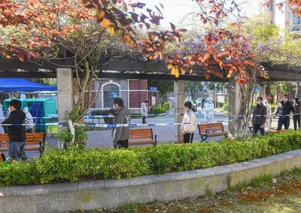 此刻上海，核酸检测仍在进行！市民花式致敬“大白”，现场有笑有泪……休闲区蓝鸢梦想 - Www.slyday.coM