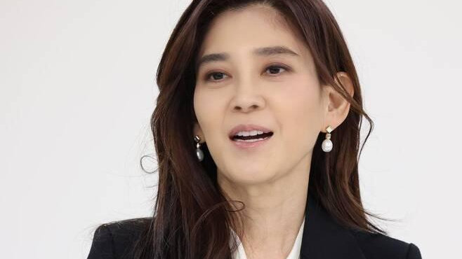 52岁三星长公主黑白配亮相!离婚后变得好嫩,比韩国夫人更惊艳|李富真|金建希|造型|第一夫人|灰色_新浪新闻