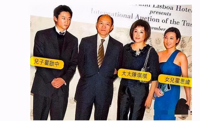 霍震寰将霍启中带在身边严加管教,他带着他参加香港和内地的商务活动
