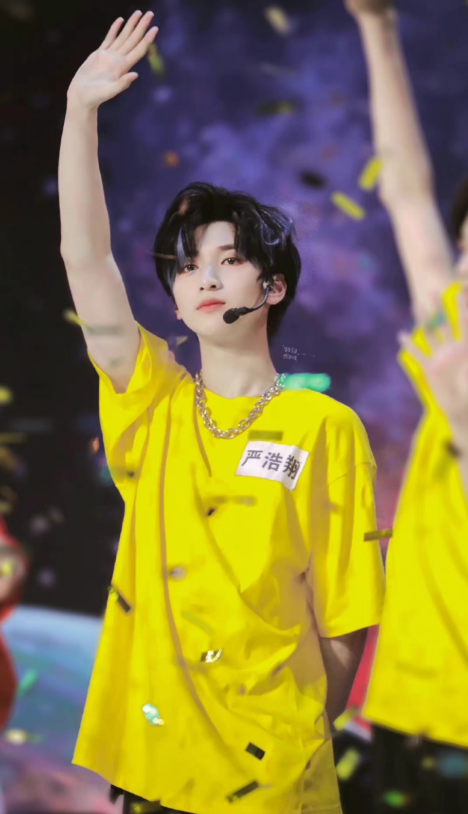 严浩翔晒黑白棒球服随拍!帅气满分,请不要这样肆意散发魅力!