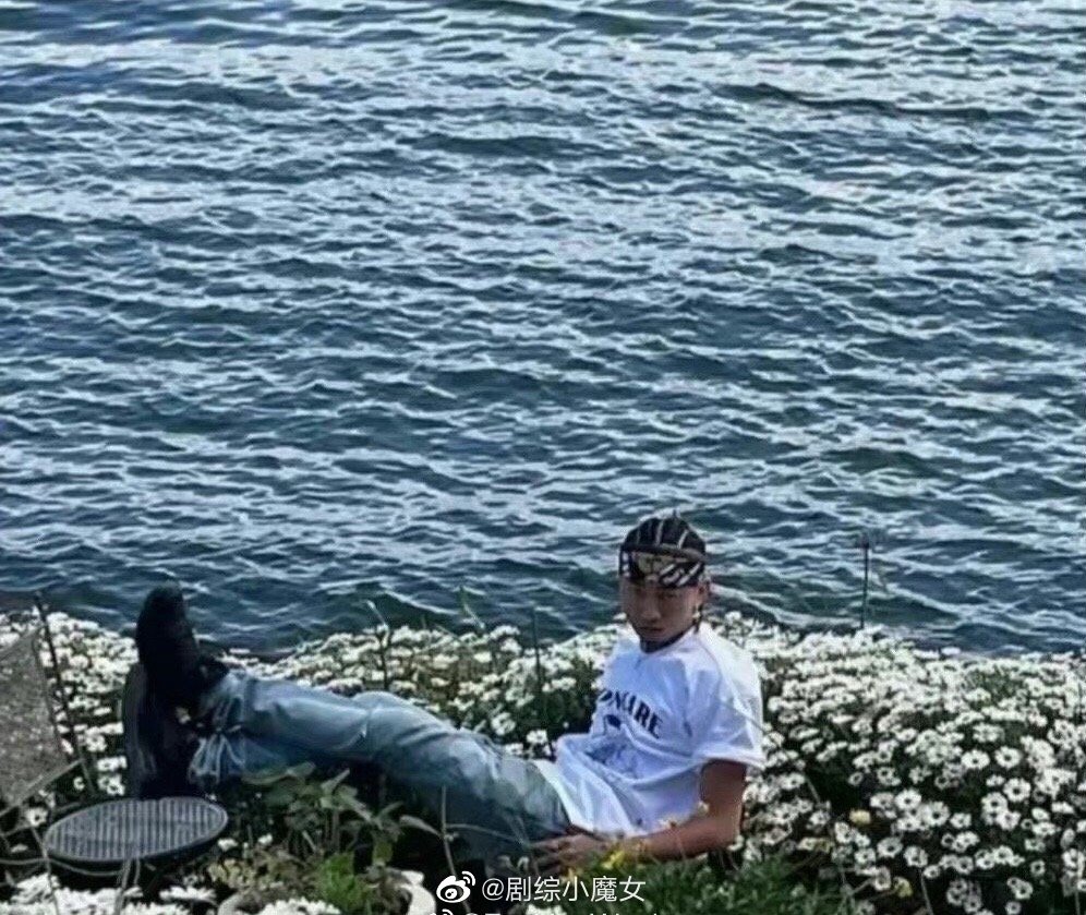 马思唯和易梦玲在同一个地方拍照