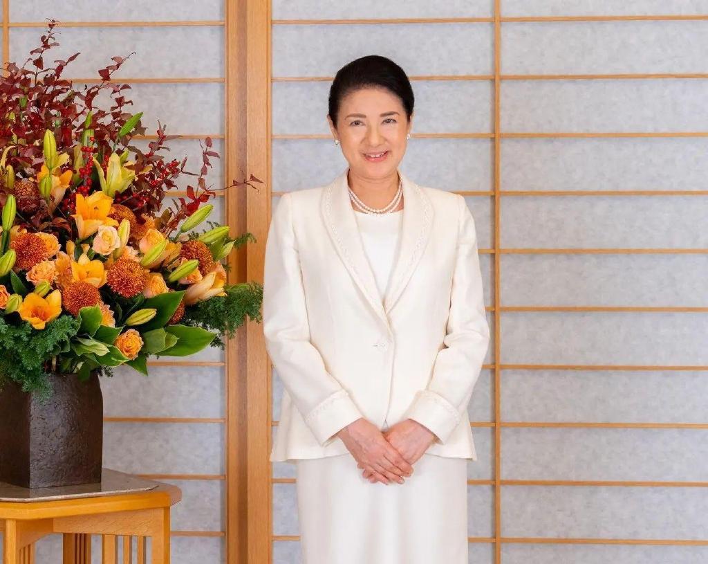 日本雅子皇后59岁官方生日照来了！白裙高贵优雅，爱子公主却显老|佳子公主|皇室|造型|日本皇室_新浪新闻
