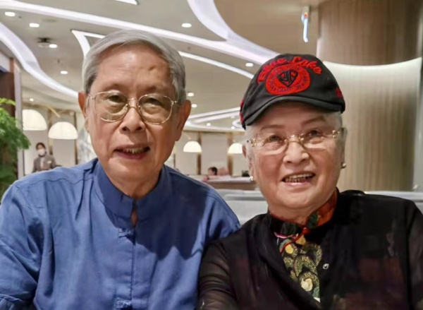 元宵节策划｜琴瑟和鸣半世纪，戚烈云戴丽华夫妻双双把泳游休闲区蓝鸢梦想 - Www.slyday.coM