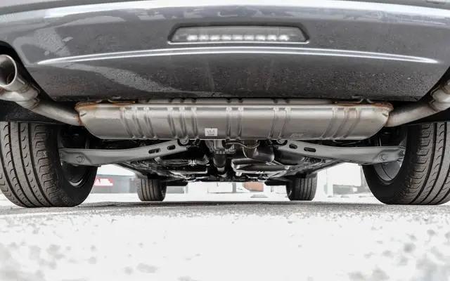 底盘方面,探界者采用了前后独悬结构,在rs的中高配车型上加入了适时