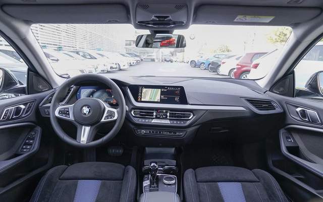 图为国内宝马2系四门版本内饰