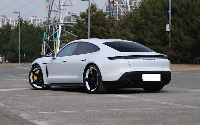 图为保时捷TaycanTurboS