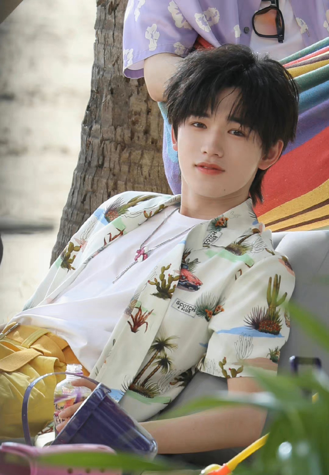 宋亚轩白色短袖造型路透今日份的新鲜帅哥