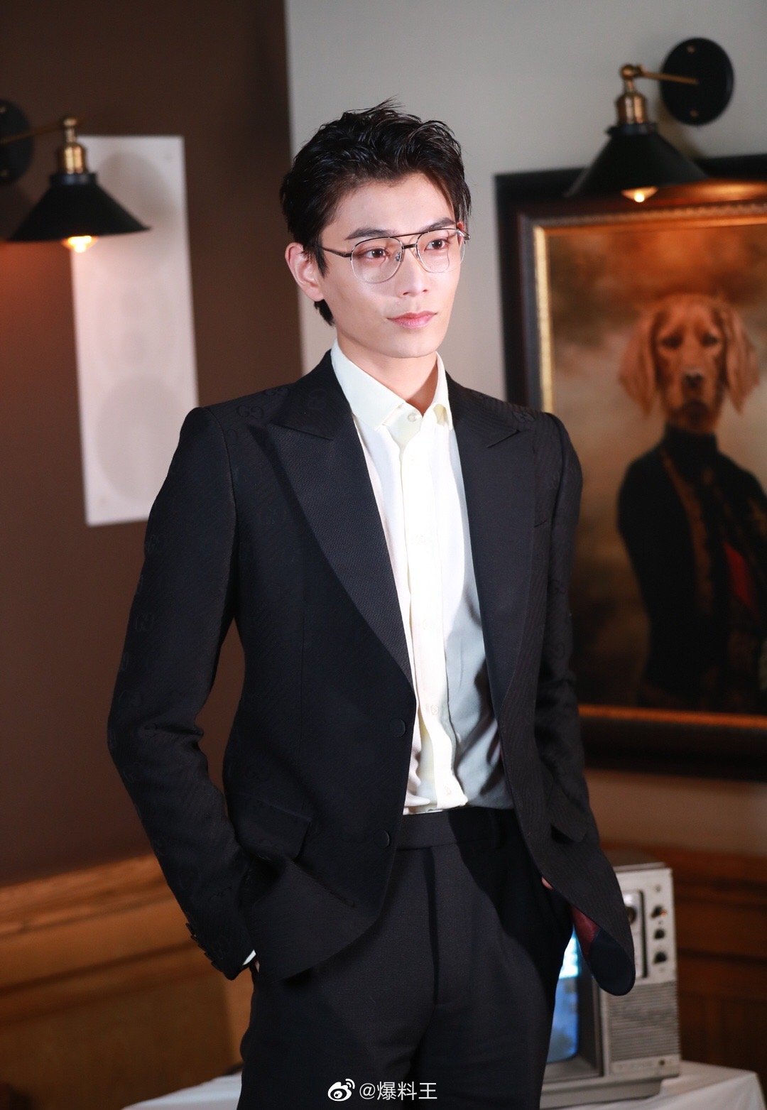 丁禹兮今日出席gucci晚宴,黑西装配眼镜杀造型感觉如何?
