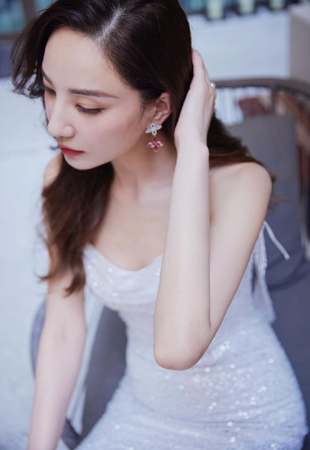 郑希怡礼裙写真上线 亮片簇拥下肤白胜雪光华四溢|光华|郑希怡|亮片