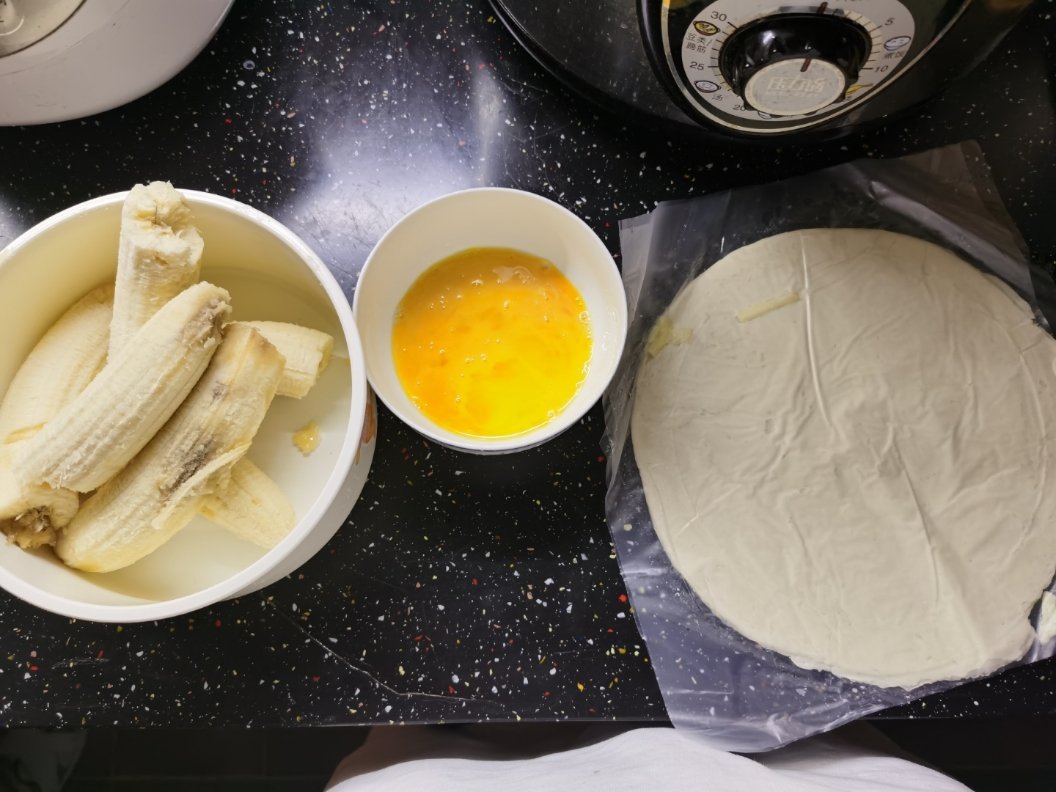 自制香蕉派～我觉得油有点多了,如果用平底锅,我觉得完全不用放油