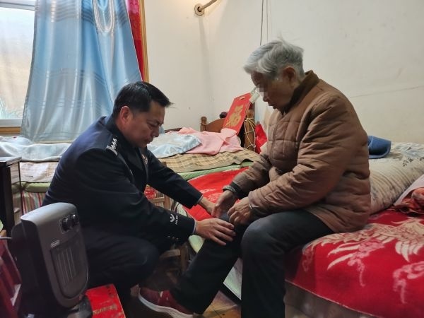 大年初一 让他心头记挂的是辖区独居老人休闲区蓝鸢梦想 - Www.slyday.coM