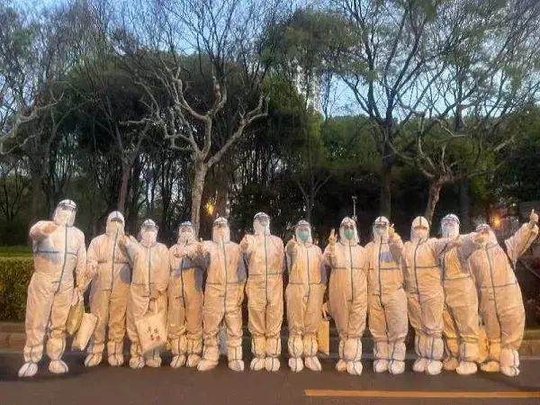 此刻上海，核酸检测仍在进行！市民花式致敬“大白”，现场有笑有泪……休闲区蓝鸢梦想 - Www.slyday.coM