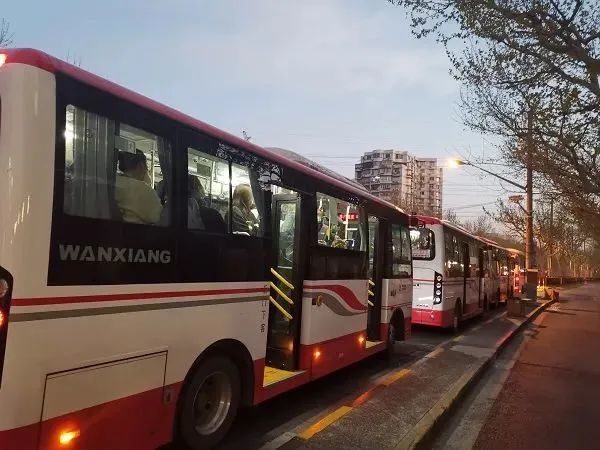 此刻上海，核酸检测仍在进行！市民花式致敬“大白”，现场有笑有泪……休闲区蓝鸢梦想 - Www.slyday.coM