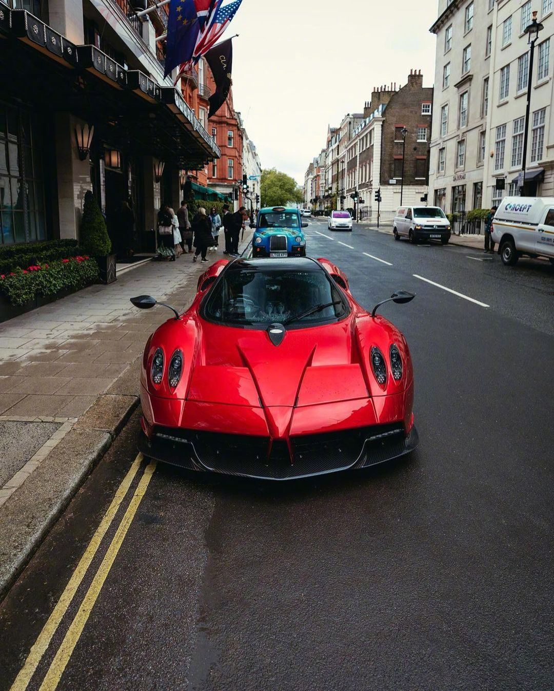 红色帕加尼pagani huayra roadster