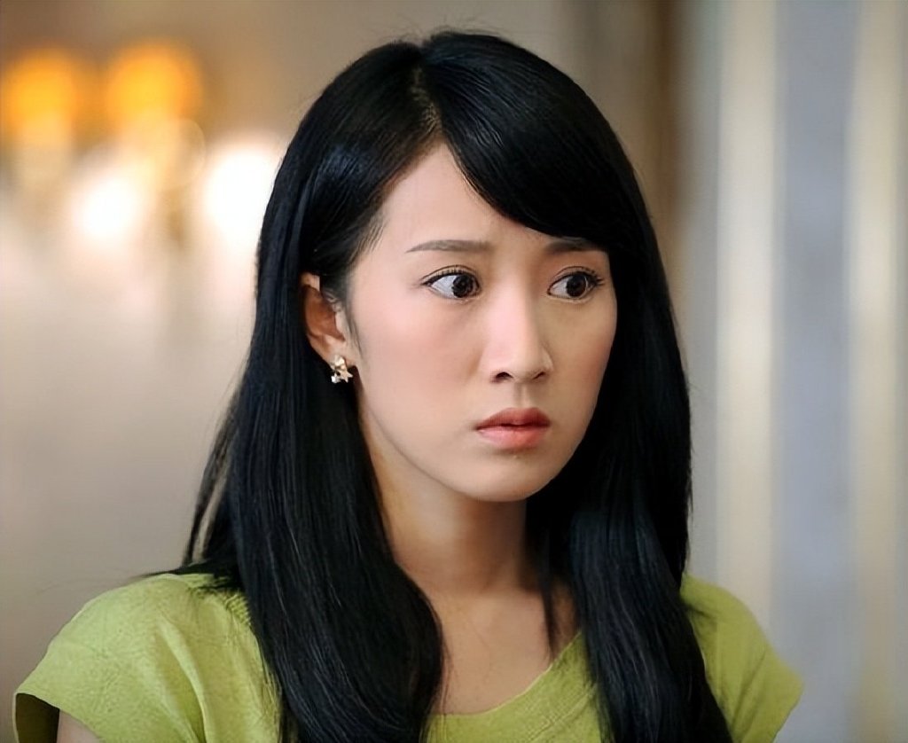 当年一部《蜗居》捧红了张嘉益和李念,李念饰演的海藻还人又爱又恨,恨