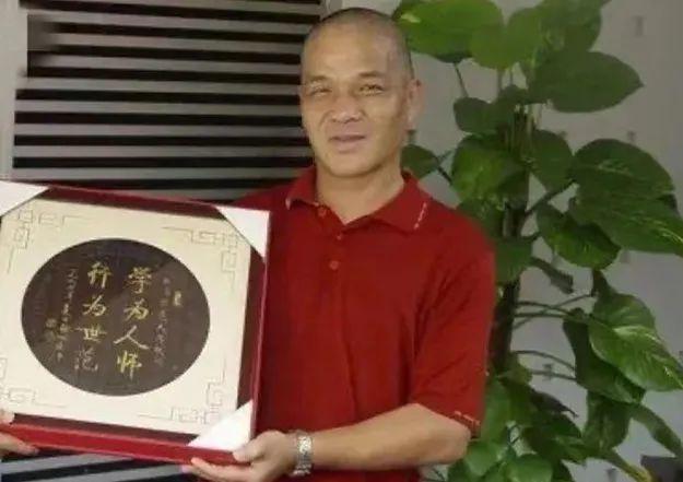 九江黑老大严老咪暗杀竞争对手垄断房地产高利贷等行业还是有名的慈善