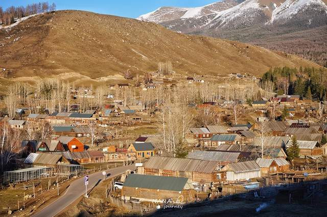 太 阳西 下,村庄渐渐被阴影盖去